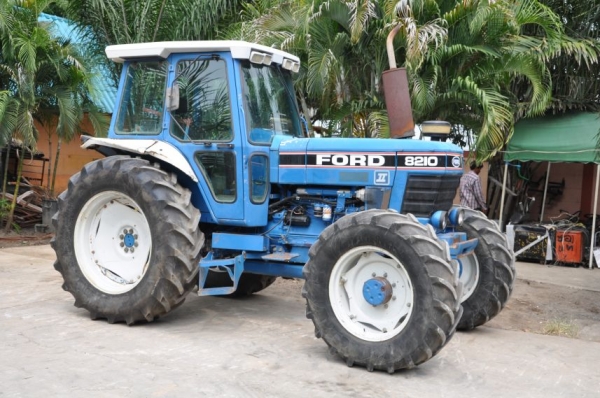ขาย รถไถ FORD 8210 ขับ4ล้อ สภาพสวยเดิมจากญี่ปุ่นไม่เคยใช้งานในไทย ขาย 445,000 บาทเท่านั้น!!!!