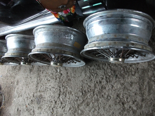 ขายแมกซี่ลวดคลาสสิคขอบ 15-5-รู- สวยๆๆขายตามสภาพครับมีสนิมหน่อยเอาไปชุปเอาเอง