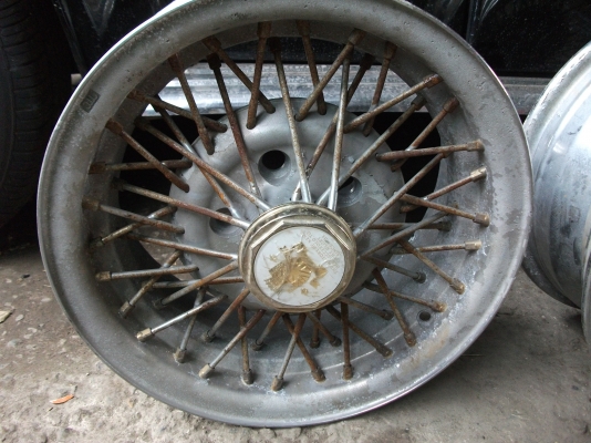 ขายแมกซี่ลวดคลาสสิคขอบ 15-5-รู- สวยๆๆขายตามสภาพครับมีสนิมหน่อยเอาไปชุปเอาเอง