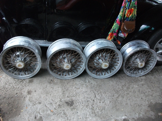 ขายแมกซี่ลวดคลาสสิคขอบ 15-5-รู- สวยๆๆขายตามสภาพครับมีสนิมหน่อยเอาไปชุปเอาเอง