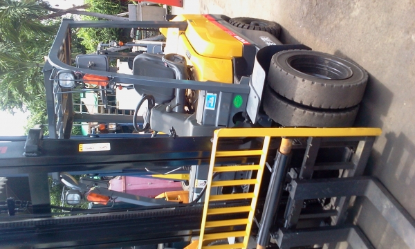 **FORKLIFT TCM 2.5 TON**