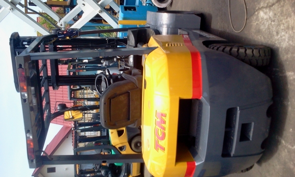 **FORKLIFT TCM 2.5 TON** **FORKLIFT TCM 2.5 TON**