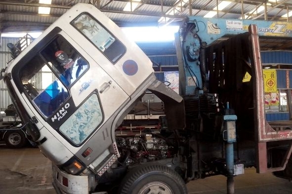 ลดราคาครับ รถบรรทุก 10 ล้อติดเฮี๊ยบ HINO สิงห์ไฮเทค