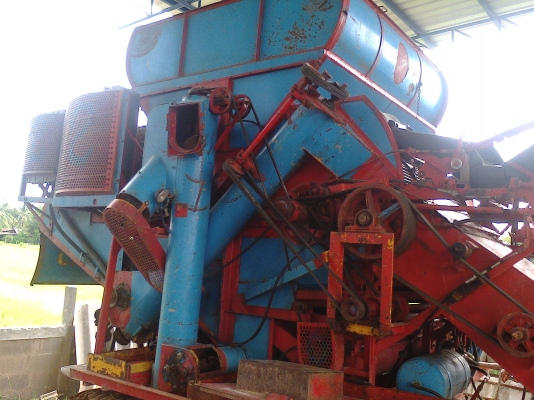 รถเกี่ยวเกษตรอุ้มพร้อมใช้งาน