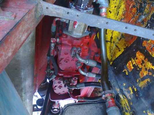 รถเกี่ยวเกษตรอุ้มพร้อมใช้งาน