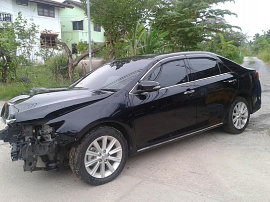 ขายรถอุบัติเหตุToyota Camry Hybrid โตโยต้า คัมรี่ ไฮบริด 2.5 HV Naviรุ่นท๊อปสุด ปี2013 รถเกือบป้ายแดง สีดำพร้อมเล่มทะเบียน..ราคาเบาๆๆ