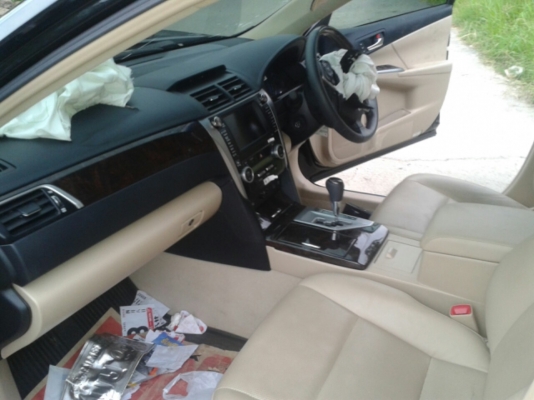 ขายรถอุบัติเหตุToyota Camry Hybrid โตโยต้า คัมรี่ ไฮบริด 2.5 HV Naviรุ่นท๊อปสุด ปี2013 รถเกือบป้ายแดง สีดำพร้อมเล่มทะเบียน..ราคาเบาๆๆ