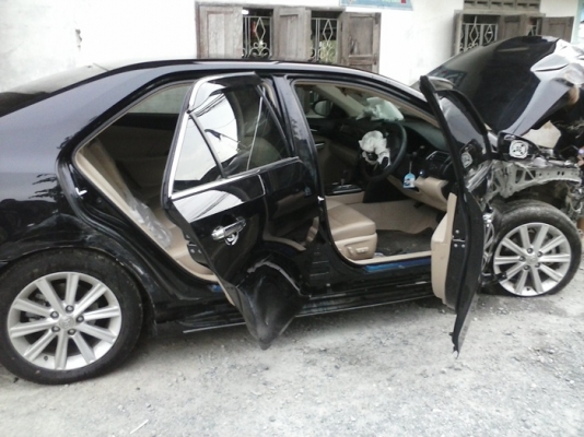 ขายรถอุบัติเหตุToyota Camry Hybrid โตโยต้า คัมรี่ ไฮบริด 2.5 HV Naviรุ่นท๊อปสุด ปี2013 รถเกือบป้ายแดง สีดำพร้อมเล่มทะเบียน..ราคาเบาๆๆ