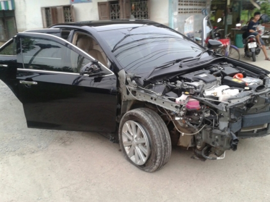 ขายรถอุบัติเหตุToyota Camry Hybrid โตโยต้า คัมรี่ ไฮบริด 2.5 HV Naviรุ่นท๊อปสุด ปี2013 รถเกือบป้ายแดง สีดำพร้อมเล่มทะเบียน..ราคาเบาๆๆ