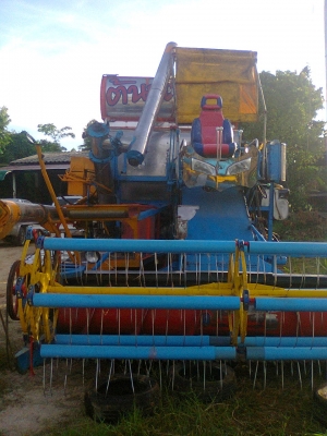 ขายรถเกี่ยวข้าวศักดิ์พัฒนาอุ้ม2.5ตัน