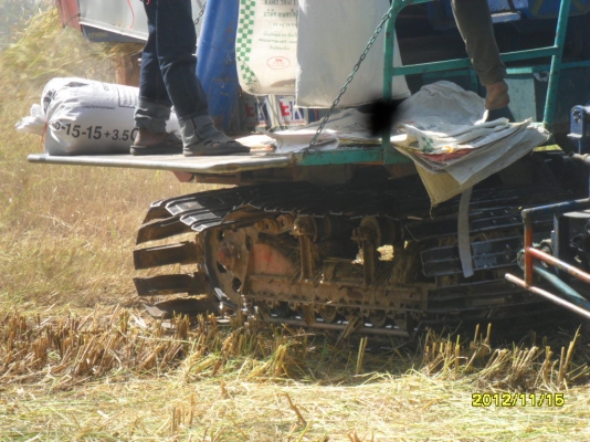 ขายรถเกี่ยวข้าวน.เจริญการช่างรองกระสอบเครื่อง6HE1