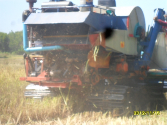 ขายรถเกี่ยวข้าวน.เจริญการช่างรองกระสอบเครื่อง6HE1