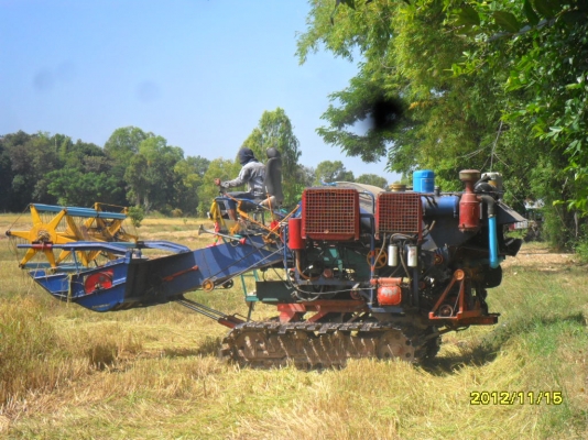 ขายรถเกี่ยวข้าวน.เจริญการช่างรองกระสอบเครื่อง6HE1