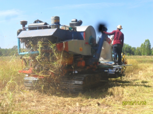 ขายรถเกี่ยวข้าวน.เจริญการช่างรองกระสอบเครื่อง6HE1