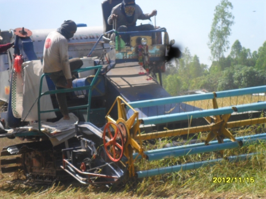 ขายรถเกี่ยวข้าวน.เจริญการช่างรองกระสอบเครื่อง6HE1