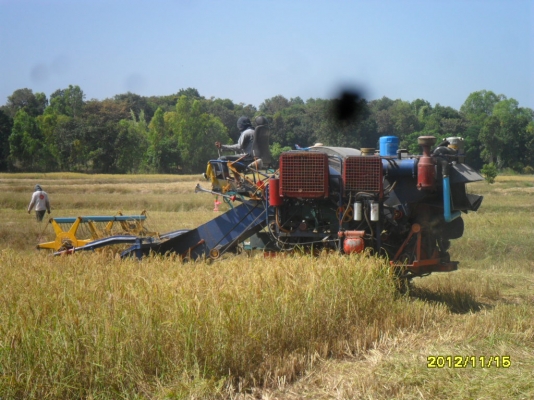 ขายรถเกี่ยวข้าวน.เจริญการช่างรองกระสอบเครื่อง6HE1