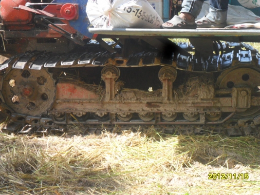 ขายรถเกี่ยวข้าวน.เจริญการช่างรองกระสอบเครื่อง6HE1