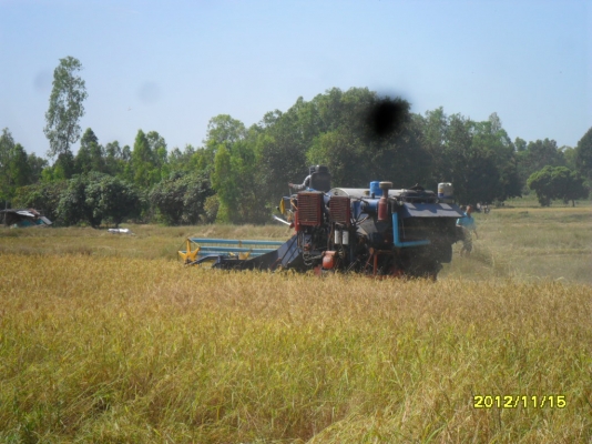 ขายรถเกี่ยวข้าวน.เจริญการช่างรองกระสอบเครื่อง6HE1