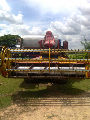 ขายรถเกี่ยวข้าววิชาญ การช่าง เครื่อง6HE1ช่วงล่าง10HTปั้ม22