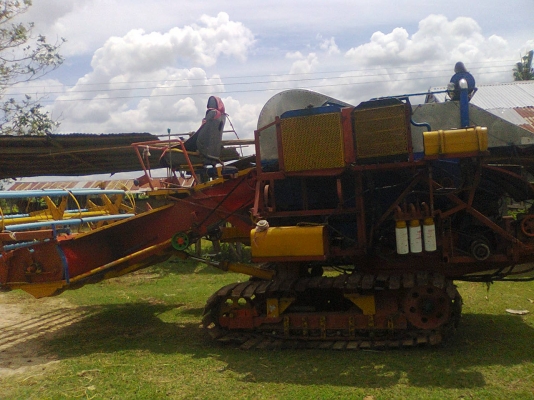 ขายรถเกี่ยวข้าววิชาญ การช่าง เครื่อง6HE1ช่วงล่าง10HTปั้ม22