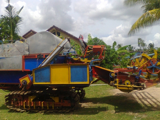 ขายรถเกี่ยวข้าววิชาญ การช่าง เครื่อง6HE1ช่วงล่าง10HTปั้ม22