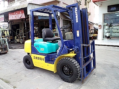 ขายรถยกโคมัสสึ 2 ตัน รุ่น12 เครื่องเบนซิน เกียร์ออโต้ กระบอกคู่  เสาสูง 3 เมตร ยางตันใหม่ 4 ล้อ พวงมาลัยเพาเว่อร์  สีเดิมจากนอก นำเข้าจากญี่ปุ่น ใช้งานได้ทันที