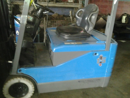 รถยกไฟฟ้านั่งขับ 3 ล้อ forklift  TOYOTA รุ่น 5 ยกสูง 4.0 เมตร งาสไลด์ ยางตันขาว รถนำเข้า