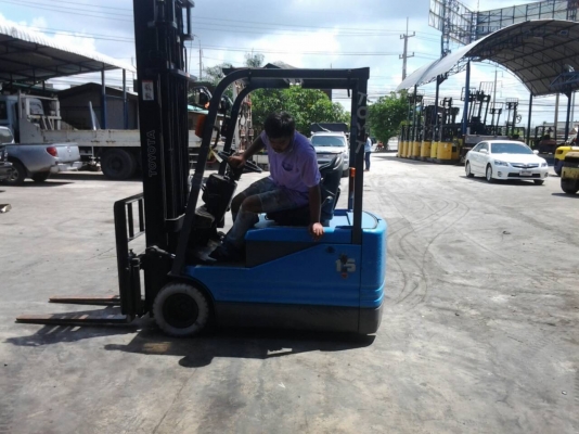 รถยกไฟฟ้านั่งขับ 3 ล้อ forklift  TOYOTA รุ่น 5 ยกสูง 4.0 เมตร งาสไลด์ ยางตันขาว รถนำเข้า