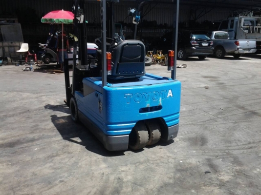 รถยกไฟฟ้านั่งขับ 3 ล้อ forklift  TOYOTA รุ่น 5 ยกสูง 4.0 เมตร งาสไลด์ ยางตันขาว รถนำเข้า