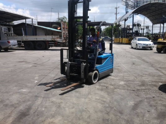 รถยกไฟฟ้านั่งขับ 3 ล้อ forklift  TOYOTA รุ่น 5 ยกสูง 4.0 เมตร งาสไลด์ ยางตันขาว รถนำเข้า
