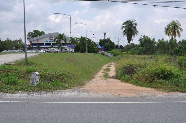 ขายที่ดิน เนื้อที่ 106 -02 -50 ไร่ ติดถนนมอร์เตอร์เวย์ สาย 7  ก่อนถึงแยกไปท่าเรือแหลมฉบัง