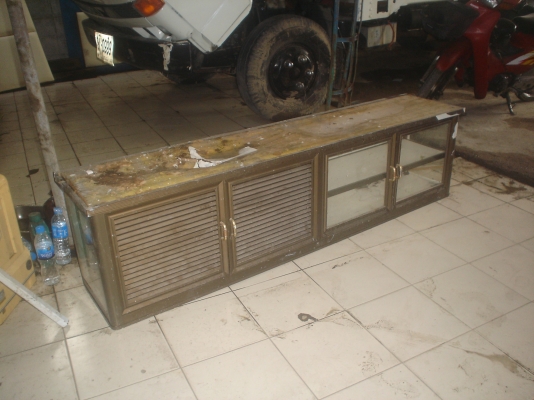 ติดผนังห้องครัว  สภาพดี   เปลี่ยนไม้อัดด้านบน  กระจกดี ประตูดี