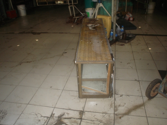 ติดผนังห้องครัว  สภาพดี   เปลี่ยนไม้อัดด้านบน  กระจกดี ประตูดี