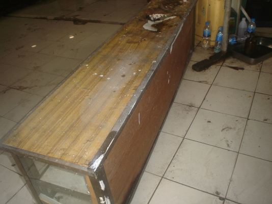 ติดผนังห้องครัว  สภาพดี   เปลี่ยนไม้อัดด้านบน  กระจกดี ประตูดี