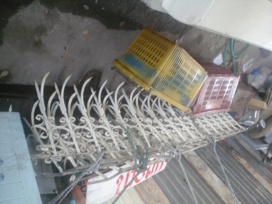 เสี่ยใหญ่ใจดีดอนเมือง**คุณครับ**เหล็กแข็งแรง  วางบนรั้วป้องกันการบุกรุก  มีทั้งหมดประมาณ20เมตร