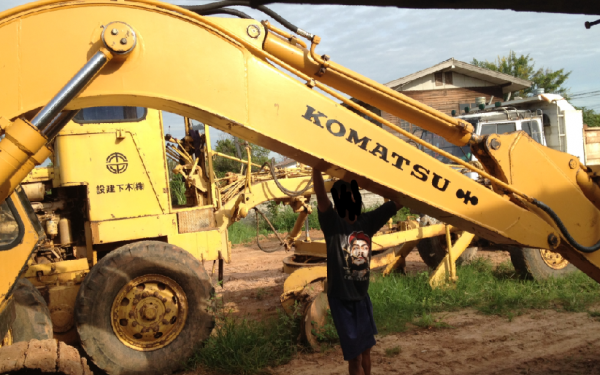 ขายรถแบคโฮ Komatsu pc100-2 สภาพสวย พร้อมใช้ เดิมๆครับ ขายรถแบคโฮ Komatsu pc100-2 สภาพสวย พร้อมใช้ เดิมๆครับ