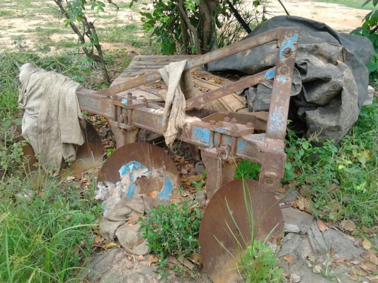 **(เพิ่มรูป)ขายรถไถ1เพลาFORD6600 T3 ตัวเต็ม ปั๊มเหลี่ยม เครื่องดีติดง่าย แรงดี แขนดีมีปะนิดหน่อย พร้อมอุปกร์ 3 ชิ้น ใบดัน ผาน3,ผาน5 CMT สภาพดี ยางดี4เส้น หลังคามีให้แต่ผ้าใบหลังคาขาด PTO ใช้งานได้ปกติ เอกสารเล่มทะเบียน สีพอใช้ เจ้าของซ่อมถึงดูแลดีตลอดครับ