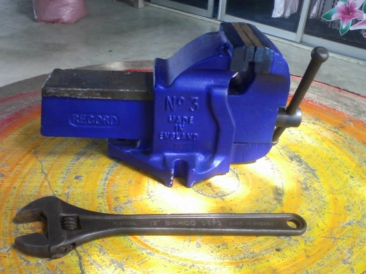 ปากกา RECORD No. 3 และ ประแจเลื่อน BAHCO 12" ปากกา RECORD No. 3 และ ประแจเลื่อน BAHCO 12"