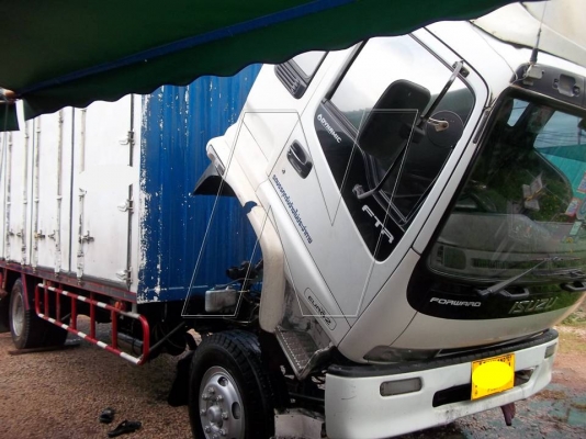 ขาย 6 ล้อใหญ่ FTR อีซุ DECA 195 แรง / ปี 2548 / ตู้แห้ง 10 บาน ( สภาพพร้อมใช้ )