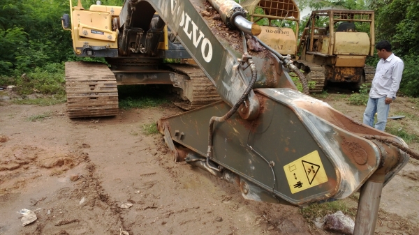 (ลองเสนอราคา...)รถขุดVOLVO EC210B ใหม่ป้ายแดง..หินตกใส่....