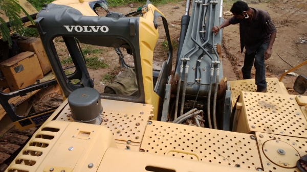 (ลองเสนอราคา...)รถขุดVOLVO EC210B ใหม่ป้ายแดง..หินตกใส่....