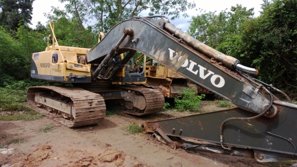 (ลองเสนอราคา...)รถขุดVOLVO EC210B ใหม่ป้ายแดง..หินตกใส่....