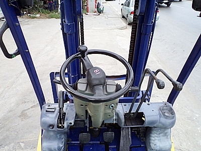 ขายรถยกโคมัสสึ 2 ตัน รุ่น12 เครื่องเบนซิน เกียร์ออโต้ กระบอกคู่  เสาสูง 3 เมตร ยางตันใหม่ 4 ล้อ พวงมาลัยเพาเว่อร์  สีเดิมจากนอก นำเข้าจากญี่ปุ่น ใช้งานได้ทันที