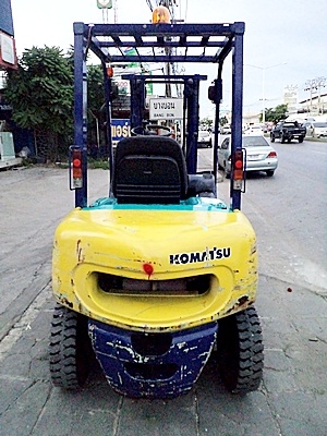 ขายรถยกโคมัสสึ 2 ตัน รุ่น12 เครื่องเบนซิน เกียร์ออโต้ กระบอกคู่  เสาสูง 3 เมตร ยางตันใหม่ 4 ล้อ พวงมาลัยเพาเว่อร์  สีเดิมจากนอก นำเข้าจากญี่ปุ่น ใช้งานได้ทันที