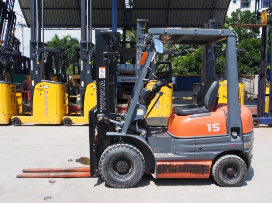 ขายด่วน TOYOTA 6fg15 สนใจติดต่อ083-062-0223