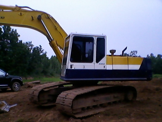 KOMATSU PC 200-5 รถบอดี้สวยจัดแห้งดีทั้งคัน เครื่องแน่นแรงดีปั๊มเดิมๆทำงานเร็วไม่มีโหลด ภายในเก๋งสะอาดคอนโทรลยาว แอร์เย็น ภายนอกบูมอาร์มสวยไม่มีแตกไม่มีดาม ช่วงล่างเอวแน่นดี โซ่กับใบแทรก 80 หนาดีประมาณ 70\% พร้อมทำงานได้เลย เอกสารสัญญาซื้อขาย ราคาต่อรองได้