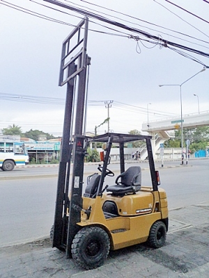 ขายรถยกมิตซูบิชิ 1.5 ตัน (รุ่นใหม่)  กระบอกคู่  เครื่องเบนซิน  เสาสูง 3 เมตร  พวงมาลัยเพาเว่อร์  สีเดิมจากนอก นำเข้าจากญี่ปุ่น ใช้งานได้ทันที