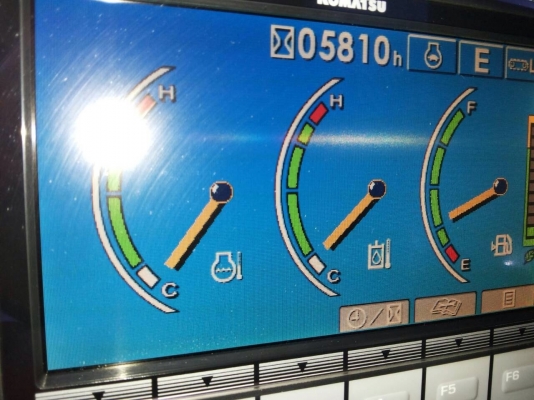ขายด่วน!! KOMATSU PC200-8 8,500ชม. สภาพสวยค่ะ