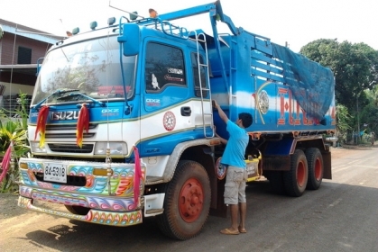 ขาย 10ล้อ2เพลาดั๊ม ISUZU DECA 270 EURO l (ยูโรวัน) ปี46 FXZ23NZPFT  กระดั๊มมิเนียม ลายสวยจัด พื้นดีไม่ผุ เครื่องเดิม เกียร์เดิม แห้งดี แรงไม่ตก ไม่หลวม ช่วงล่างสวยคัสซีดี ยางสวย10เส้น แอร์ พร้อม ภายในสวย คอนโซลครบ สะอาด หัวบางไม่ผุ ยางดี10เส้น ระบบลากพ่วง