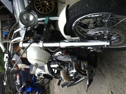 ขายYamaha dragstar 400 สีขาวสภาพสวย ทะเบียนพร้อม